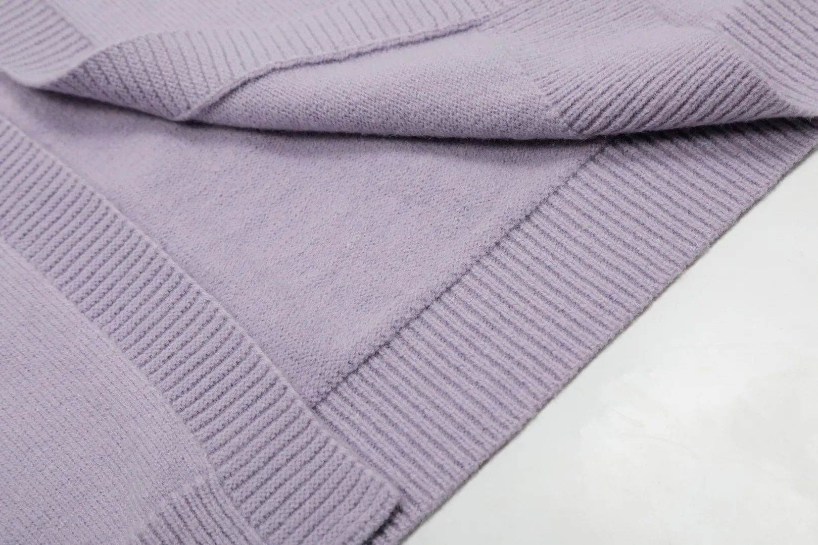 P220 Top quality" Style number: DS016# [Ralph Lauren V-neck solid color pony embroidered logo wool velvet knitted shawl cardigan] ✅Ralph Lauren Lazy‌oversize style basic classic versatile ten-color shawl cardigan ✅Main supplier platform live broadcast Wholesale entities Out of stock will be replenished Not off the shelf ✅ZP quality 1:1 version Can scan the code to enter the GF website Counter quality ✅Details and quality are the only one in Guangzhou. Light luxury wool. Focus on high-end. Cost-effective. Needless to say good quality. ✅Restore the original version. Can wear 190 pounds. Loose, comfortable and stress-free. ✅Loose upper body, oversize and lazy style. Must-have style for goddess ootd. ✅Good-looking clothes are never picky. Recommended for goddess wardrobe. Taro Purple, Light Khaki, Chinese Red, Anchor Red